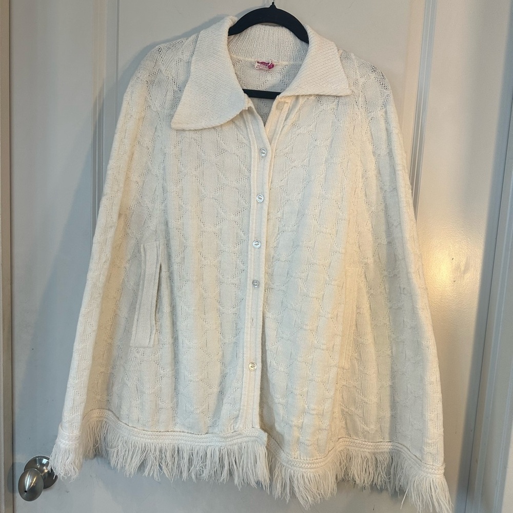 Vintage70’s Scotch English Made in USA Cream ButtonUp Fringe Hem Knit Cape, M/L